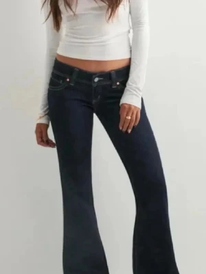 Mörkblå bootcut jeans Super Low Kick - Säljer mina mörkblå Abrand jeans som är använda exakt 2 gånger. Köpta för 1000 kr  och de är i helt nytt skick.