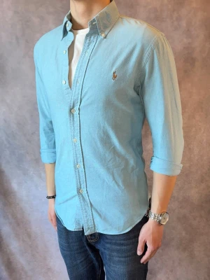 Turkos Ralph Lauren Skjorta - Stl S, Slim fit - RIKTIGT FET RL SKJORTA I FÄRGEN TURKOS, perfekt till sommaren som närmar sig! 🏖️🌊 | Mycket bra skick: 9,5/10, utan defekter | Stl: S |  Modellen är 177cm och väger 74kg,  | Hör av dig vid frågor // Galgen 🫡 