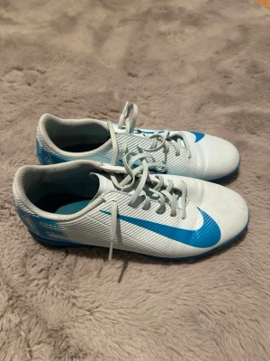 Inneidrottskor - Ljusblå/blå perfect passande för size 43 inneidrottskor 