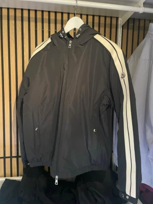 Moncler vindjacka (Sällsynt) - Sällsynt moncler windbreaker i storlek 2 vilket motsvarar M sitter lite som L lite varmare än grimpeurs jackorna, tags medföljer. Pris går att diskutera