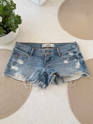 Hollister lågmidjade jeansshorts  - Storlek W26 ~ S. Rakt över midjemått: 38cm. Skickas inom 24h. Se liknande plagg i min profil! 