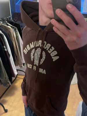 Vintage 2000s Abercrombie & Fitch Hoodie (Limited edition) - Säljer nu denna sjukt snygga vintage 2000s Abercrombie & fitch hoodie😊Säljs ej längre i butik och är därav mycket eftertraktad 🙌Ur en limiterad upplaga som endast såldes i 700 exemplar🤝 Storlek M på etiketten men den passar XS-S perfekt!🤩 Skriv vid funderingar 📲