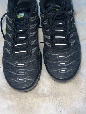 Nike Air Max Plus Tn  - Nike Air Max Plus Tn i nästan nyskick! Har använts ett par gånger men inte mycket alls på grund av att jag har använt en annan sko därför ser skon helt ny ut. Köptes på JD 2025 december.