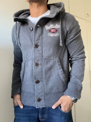 Vintage Hollister Cardigan Med Knappar - Säljer denna otroliga sällsynta och feta Hollister cardigan med knappar | Mycket bra skick | Storlek M men kan passa S! |Längd ≈ 65cm, Bredd armhåla - armhåla ≈53 cm | Modell 175, 68 kg | PRIS KAN DISKUTERAS