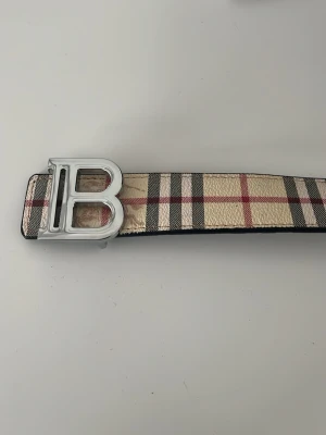 Burberrybälte - Bälte i längd 105cm passar alla annars kan man ta nya hål