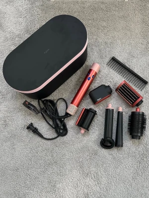 Dyson Airwrap multistyler röd/rosa - Säljer min Dyson Airwrap i superfint skick ✨   Använd ett fåtal gånger, så den är i princip som ny.  Kommer med alla originaltillbehör + förvaringsbox (se bilder).   Fungerar perfekt och ger jättefint resultat.  OBS: Detta är den vanliga Airwrap-modellen (inte i.d.), vilket betyder att den inte kopplas till appen.  Hör av dig vid frågor 💌
