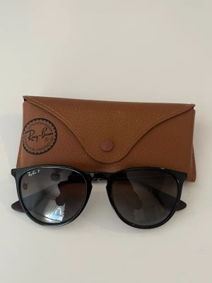 Raybans Erika Classic 4171 - Polarized Raybans, knappt använda. Fodral och putsduk ingår.