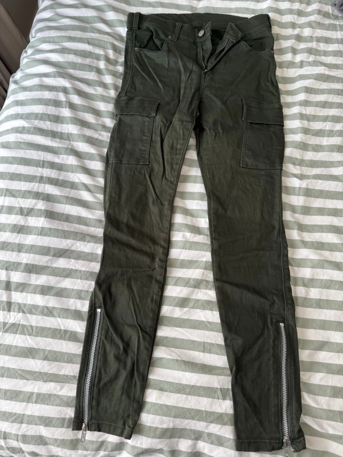 Mörkgröna cargobyxor med dragkedjor