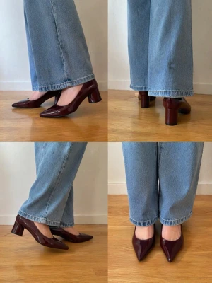 Vinröda pumps med blockklack - Säljer ett par stilrena vinröda pumps med blank finish och spetsig tå. Skorna har en stabil blockklack och klassisk design som passar till jeans eller klänning. Materialet ser ut att vara läder eller syntet med glansig yta.