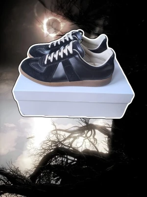 Maison margiela GAT's - Säljer dessa GAT's då jag inte använt dem, drygt 2 år gamla men i riktigt bra skick och knappast använda. Billigare pris då jag saknar kvitto samt alla accessoarer i skolådan. Skicka Dm vid frågor.