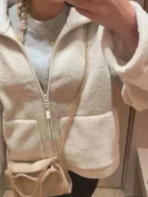 Bege teddyjacka🤍 - Mysig vit teddyjacka med dragkedja framtill och stora fickor. Hör av er för frågor ❤️