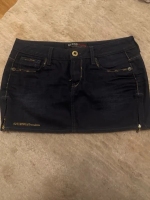 Vintage Guess kjol - Snygg mörkblå jeanskjol från Guess 