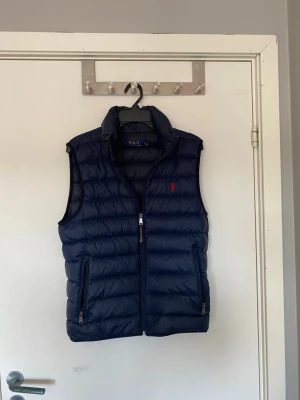 Mörkblå väst från Polo Ralph Lauren - Säljer denna snygga Polo Ralph lauren västen. Storlek S. Den har ett jätte litet hål, som knappt syns. Vid minsta fundering eller fråga hör av dig. Pris kan diskuteras🙌