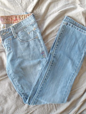 Lågmidjade jeans -  Säljer mina fina Lågmidjade jeans då de tyvärr är i fel storlek, därav är de oanvända och i nytt skick. Fina detaljer med olika färger i sömmarna och fina mönster inuti byxorna. Skriv om du önskar fler bilder på jeansen!💗