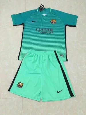 Barça träningsset Nike grön - Barcelona träningsset med t-shirt och shorts i gröna nyanser. Tröjan har svarta detaljer, klubbmärke och Nike-logga samt Qatar Airways-tryck. Shortsen har klubbmärke och svart rand längs sidan. Perfekt för fotbollsträning eller sport.