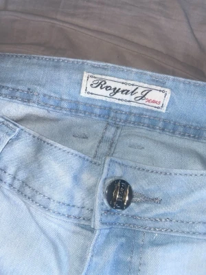 Ursnygga ljusblå jeans från Royal J - Säljer ett par ljusblå jeans från Royal Jeans med klassisk femficksdesign och silverfärgade knappar. Jeansmodellen skulle jag säga är straight och lowwaist. Säljer för de inte passar mig💕(fri frakt på senaste annonsen)