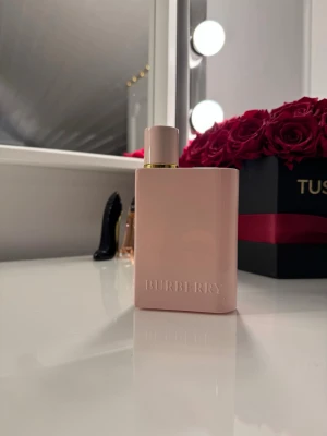 Burberry her elixir  - Helt ny parfym då jag inte gillar doften. 100ML pris 750:- vid frågor kontakta mig 🫶🏽
