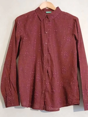 Tunn blommig skjorta - Tunn blommig skjorta i 100% bomull från United Colors of Benetton.