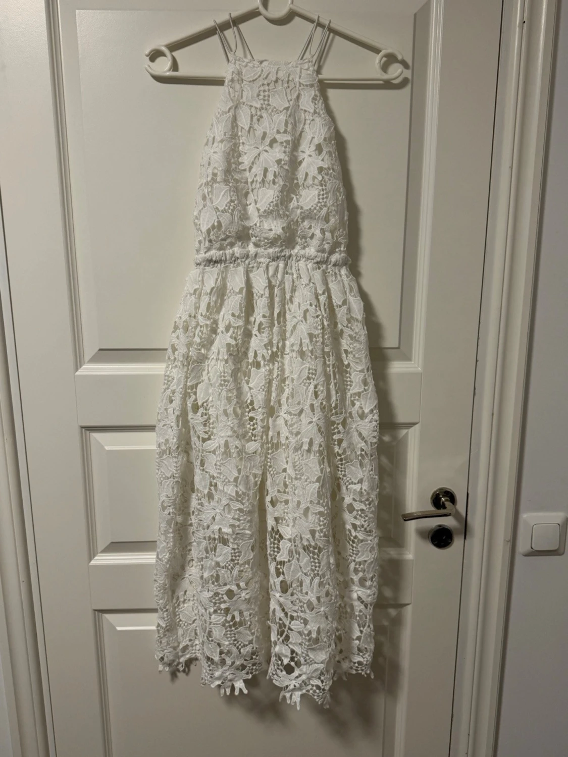 Vit långklänning med spetsdetaljer