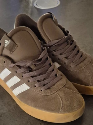 Adidas court 3.0 brun mocka - Snygga bruna mocka skor, väldigt stilrena och bekväma, säljer pga för små i storlek, inga större skador eller slitningar så en mycket fin sko, pris kan diskuteras 