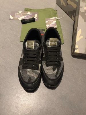 Valentino rockrunners  - Ett par jätte snygga valentino rockrunnes säljs i storlek 44 box,dustbag och de ni ser på bilden kommer med skorna.