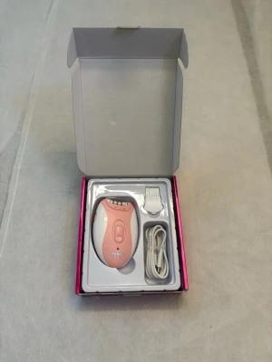 Rosa epilator  - Elektrisk epilator från Kemei i rosa och vitt, ergonomisk form med flera roterande pincetter. Levereras i originalförpackning med rengöringsborste och USB-kabel. Perfekt för hårborttagning på kroppen och ansiktet.