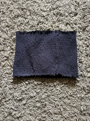 Marinblå tubtopp - Jag säljer en mörkblå tubtopp som är stretchig och skön i materialet. Toppen kommer från Soc i stolek XS/S