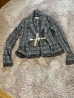 Svart vit kofta - Odd Molly kofta med fint mönster väldigt fint skick 