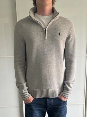 Polo Ralph lauren halvzip - Fullt namn: Quarter zip andover heather, från Polo Ralph Lauren, dens originalpris ligger på 2895kr, köpte den nedsatt för 2000kr cirka på zalando och dens skick är perfekt, har inte använt den så mycket därav det fina skicket