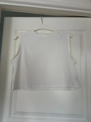 Crop top utan ärmar - Vit crop top utan ärmar, storlek S