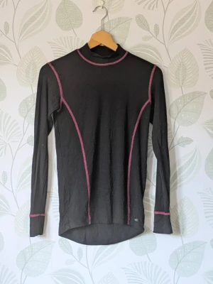 Underställ Tröja Bambu - - Oanvänd .  - Superskön mjuk kvalite och elastisk.  - Underställströja passar även som pyjamaströja eller myströja.  - Storlek S och normal i storlek .  - Jag kan ha missat någon miniskavank men jag har försökt att granska så gott det går