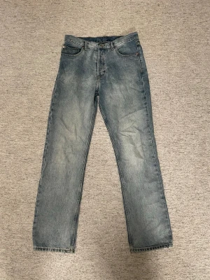 Stone cast blå jeans från Dr denim - Ett par raka jeans från Dash i färgen stone cast blue. Jeansen har klassisk femficksdesign, normal midja och raka ben. Materialet är denim i bomull och färgen är ljusblå med lätt tvättad look. Perfekt för dig som gillar en enkel och tidlös stil.