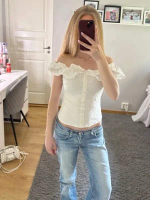 Vit offshoulder topp med volang - Supersöt vit topp med offshoulder och volangdetaljer upptill. Detta är en intressekoll men den läggs upp då den inte kommer till användning 💗💗💗