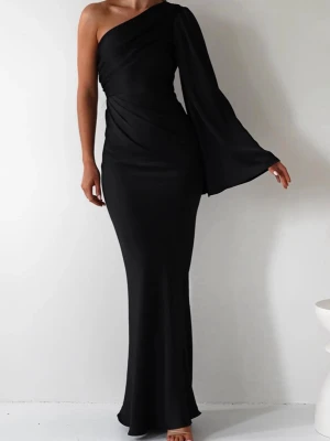 Superfin balklänning - Säljer denna fina svarta balklänning med en arm. Den är endast testad på och har prislappen kvar. Säljer då jag ej kommer få användning av denna. Jag är 165 cm💞☺️