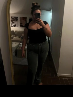 Juicy Couture byxor velour pants - Juicy Couture velourbyxor 💚 Sjukt sköna och sitter så snyggt – riktig Y2K vibe  Storlek XL Stretchiga och bekväma  Mycket bra skick  Säljer pga används inte längre