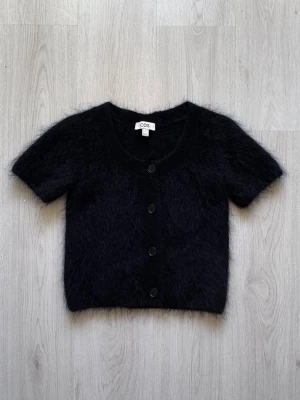 Cos kofta - Kortärmad mörkblå kofta från COS i fluffigt material med rund halsringning och fyra knappar framtill. Den är i ny skick och endast använd 1 gång❤️