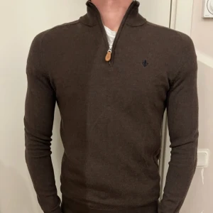 Morris half zip - Säljer en riktig snygg och trendig morris half zip i toppskick, Storlek S, vid frågor är de bara att skriva!