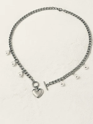 Silverfärgat halsband med pärlor och hjärta - Stilrent halsband i silverfärgad rostfritt stål med kedja, dekorerat med små vita pärlor och ett hjärtformat hänge. Halsbandet har en snygg toggle-låsning framtill som ger en modern touch.