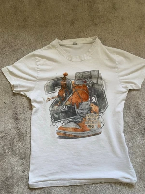 T-shirt med tryck - T-shirt med tryck för endast 250 kr vilken pang 💥 deal ellerhur? Tröjan är i mycket bra skick finns inget fel med den och den gör en vanlig outfit till en unik med det snygga trycket. Skriv vid minsta fråga kan lösa mått om du vill ha. 