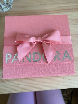 Pandora ring  - Helt ny pandora ring aldrig använd.Guld ring i hjärt form med små diamanter.jätte fin ring men använder inte guld smycken. Pris kan diskuteras. Tror det storlek 17 men är inte helt säker. 