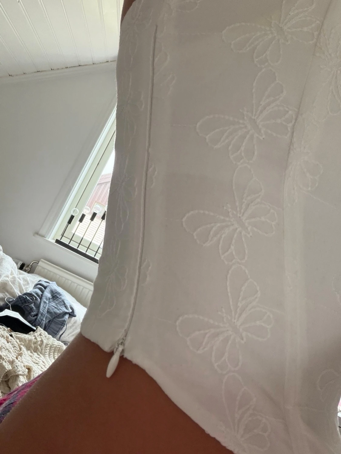 Vit korsettopp med broderade fjärilar - 1