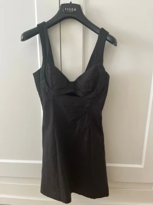 Svart kort klänning med breda axelband - Svart kort klänning från Zara storlek xs. Aldrig använd då den är ganska liten.
