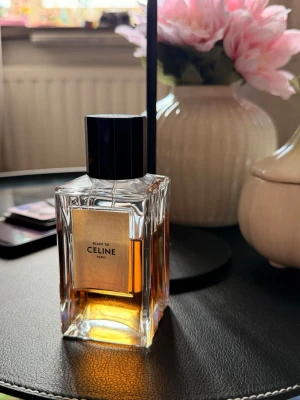 Celine Black Tie parfym – ca 70% kvar (lyx/nisch) - Säljer en exklusiv parfym från Celine – Black Tie.  * Ca 70% kvar (se bilder) * Lyxig och unik doft (unisex) * Originalflaska * Förvarad mörkt och svalt  Perfekt för dig som vill testa en nischparfym till bättre pris ✨