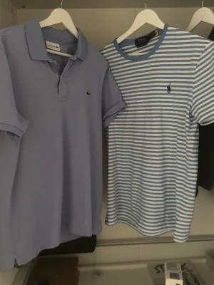 Lacoste pike  - Lacoste piké (ljusblå, slim fit) – storlek M  