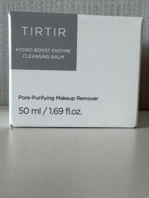 TIRTIR Hydro Boost Cleansing Balm - Plomberad. En enzymbaserad rengöringsbalm från TIRTIR på 50 ml som effektivt tar bort smink och orenheter. Innehåller växtoljor och risolja som rengör porerna och lämnar huden återfuktad och fräsch. 