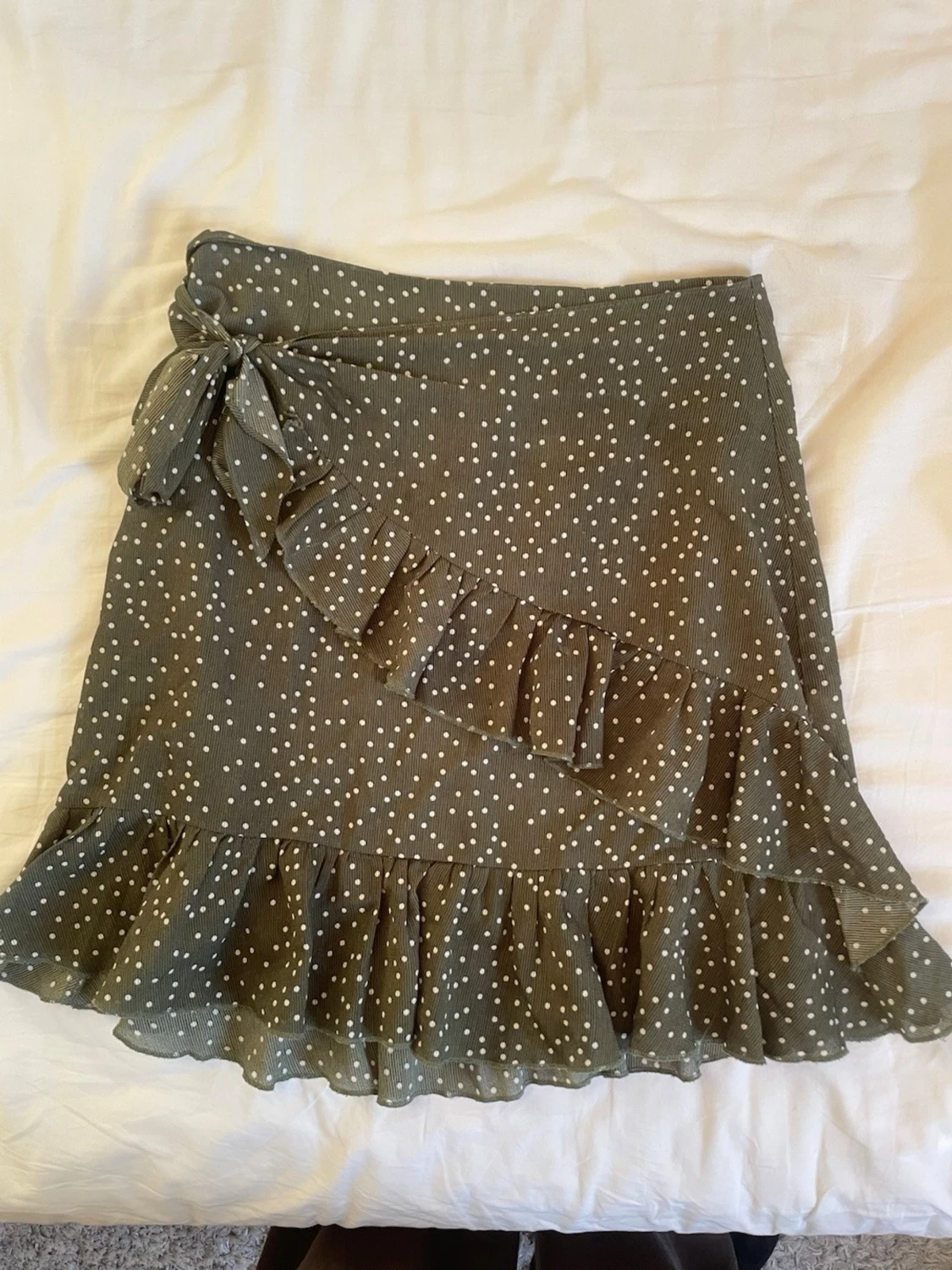 Olivgrön prickig kjol med volang från Glamorous