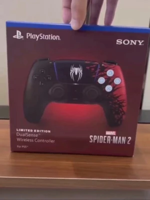 DualSense Spider-Man 2 Limited Edition - Säljer en PlayStation 5 DualSense trådlös handkontroll i Marvel Spider-Man 2 Limited Edition. Kontrollen har en svart och röd design med vit spindel-logga och detaljer, denna kontrollen är som sagt limited edition och är svår att hitta, den är helt oöppnad för att hålla sitt värde. 