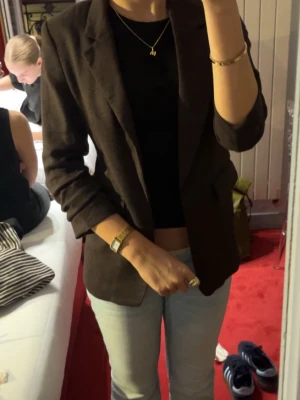 Mörkbrun kavaj - Helt ny aldrig använd. Tygmaterial och utan knappar. Skitsnygg men var inte i min stil