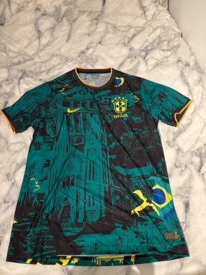 Nike Brasil fotbollströja grön/gul - Snygg Brasilien fotbollströja från Nike med unikt grafiskt tryck i grönt, svart och gult. Tröjan har korta ärmar, rund hals med gul kant och Brasil-logga på bröstet. Materialet är lätt och andas, perfekt för träning eller match.