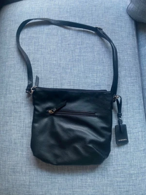 Svart axelväska från Esprit - Handväska från Ulrika Design, med justerbart axelband. Mått 30*29 cm